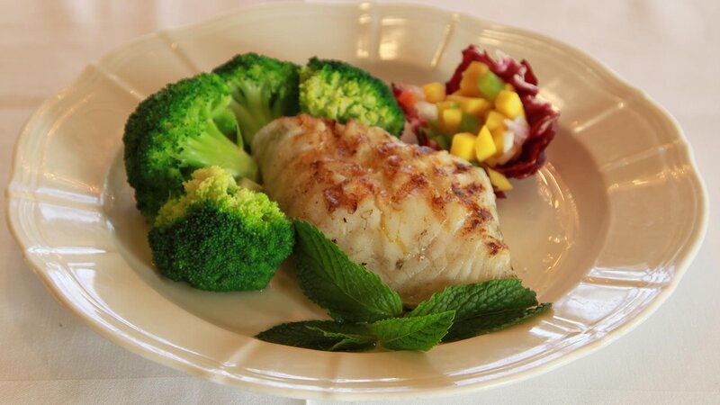 Salmon entree with broccoli and